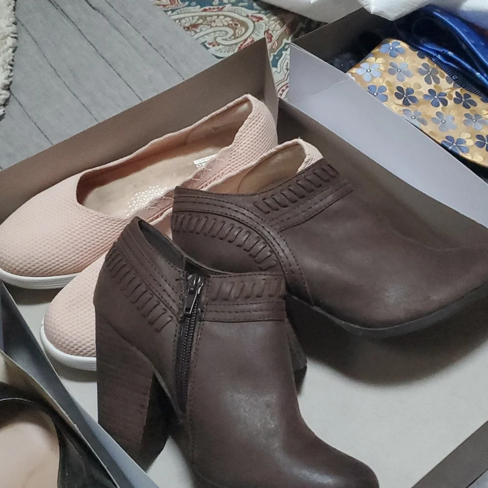 Shoe's - Picture 2 of 2